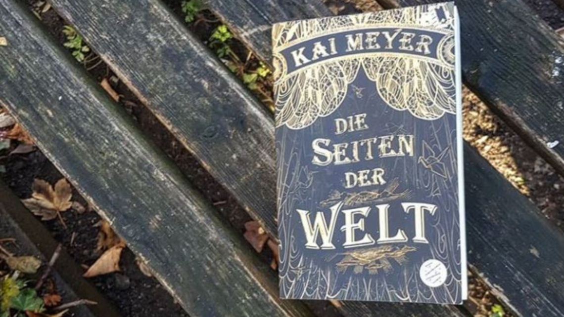 Foto: Das Buch "Die Seiten der Welt" von Kai Meyer liegt auf einer Bank