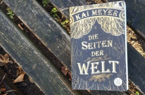 Foto: Das Buch "Die Seiten der Welt" von Kai Meyer liegt auf einer Bank